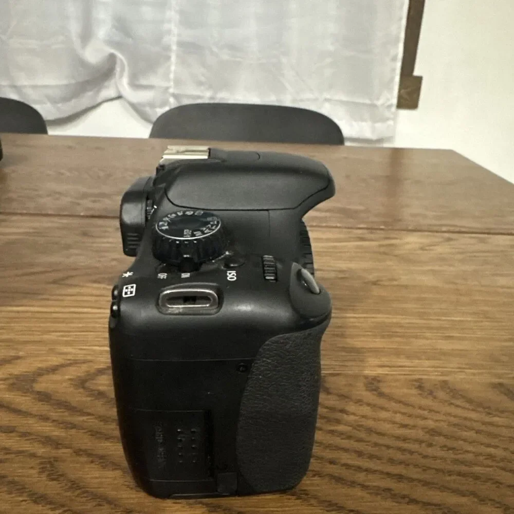Canon EOS Rebel T2i 18.0MP Digital SLR DSLR Camera 29,850 Shutter Count